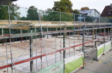 Die ersten Wandelemente rollen auf die Baustelle